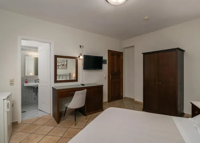 Ostria 3* Adamantas (Milos)